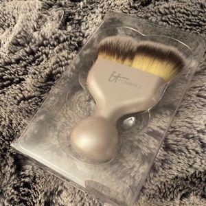 BNIB it cosmetics Hello Cheekbone Contour Brush